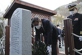 박형준 부산시장 후보, 서해수호의날 '故 이상준 중사 추모비 참배'