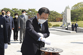 주호영 당 대표 권한대행, 국립4.19민주묘지 참배