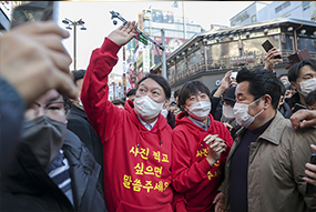 부산 서면 일대 거리인사