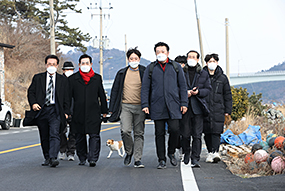 이준석 당 대표, 고흥군 지죽도 주민 인사