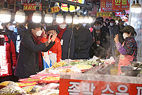 이준석 당 대표, 칠성시장 순방 및 유세