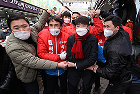 이준석 당 대표, 강원 춘천 명동·중앙시장 상가 인사 및 유세