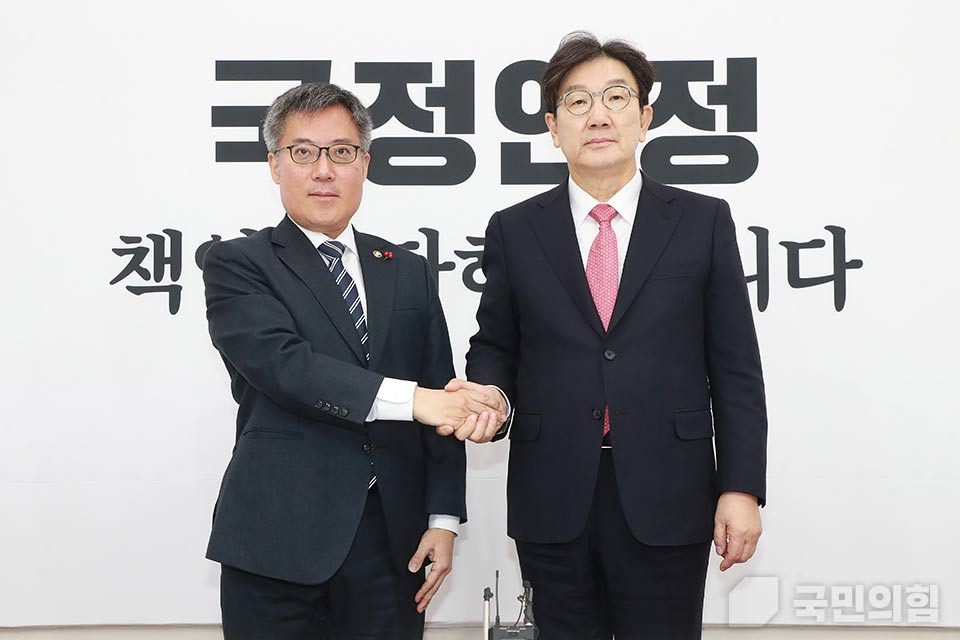 권성동 당 대표 권한대행 겸 원내대표, 김석우 법무부 차관 접견