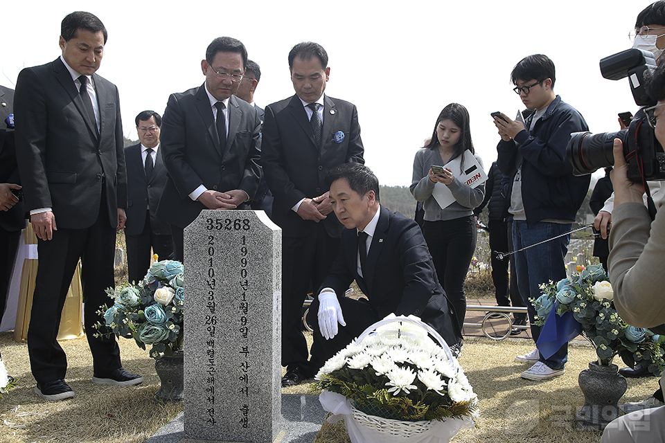 김기현 당 대표,  서해 수호 전사자 묘역 참배