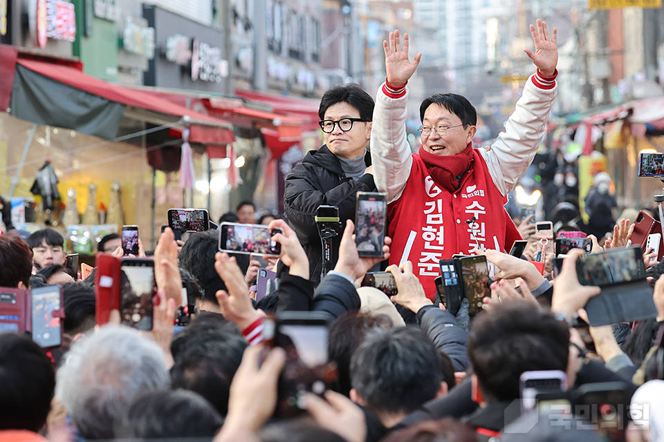 수원 '정자애누리시장 입구' 거리인사